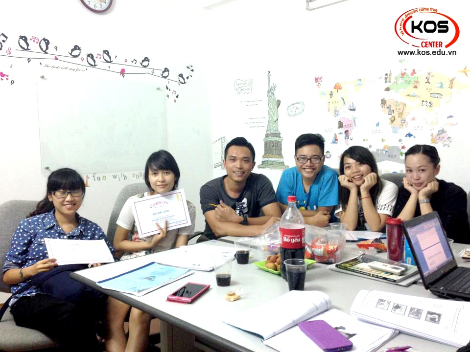 Học tiếng anh giao tiếp cho người mất gốc dễ hay khó? | Trung tâm KOS