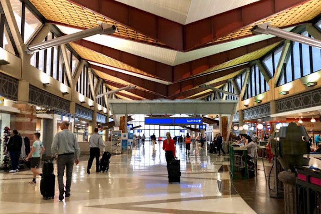 Discover Phoenix Sky Harbor International Airport (PHX): Facilities, Flights & More