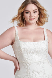 Plus Size Floral Wedding Dresses And Colored Wedding Gowns: Highlighting Your Entire Body - written by Rebecca Schoneveld Bridal on Sociomix